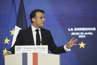 Evropa je smrtelná, musí posílit obranu i vlastní zbrojní produkci, řekl Macron 
